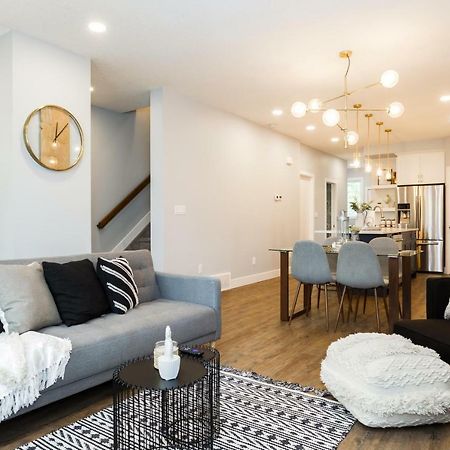 Contemporary Farmhouse Home - King Bed - Double Garage Parking - Free Wifi & Netflix - Long Stays Welcome إيدمونتون المظهر الخارجي الصورة