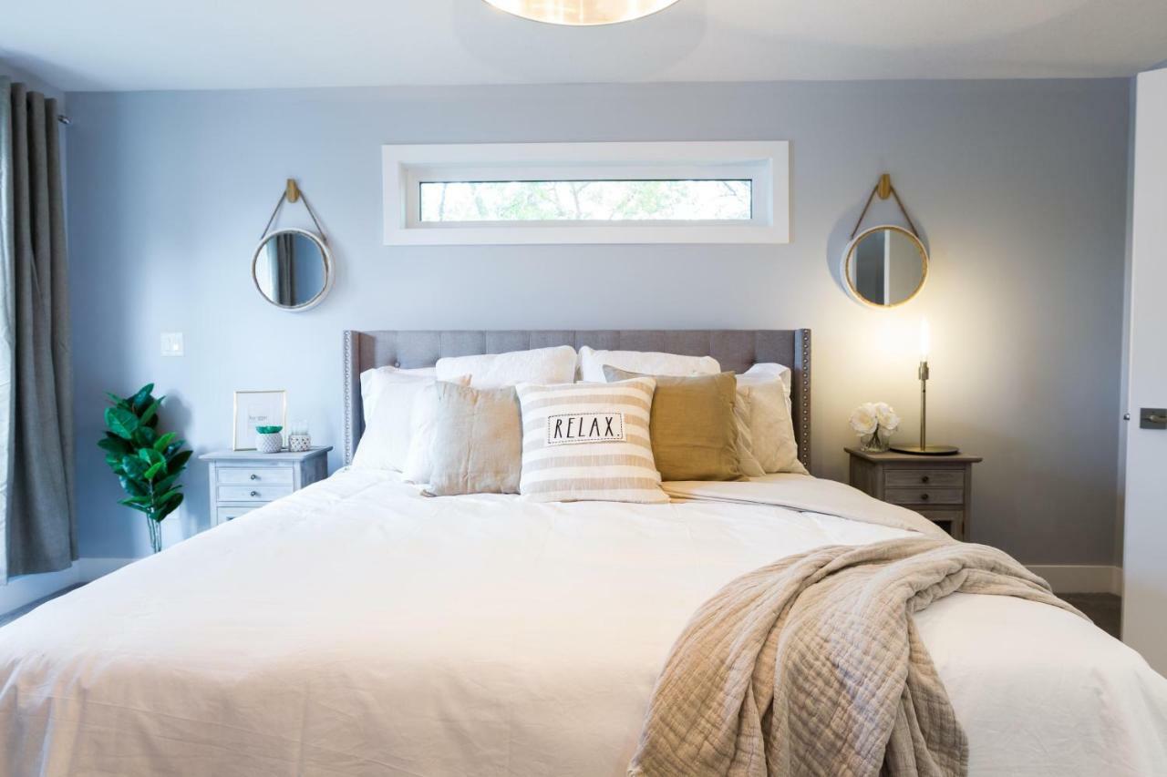 Contemporary Farmhouse Home - King Bed - Double Garage Parking - Free Wifi & Netflix - Long Stays Welcome إيدمونتون المظهر الخارجي الصورة