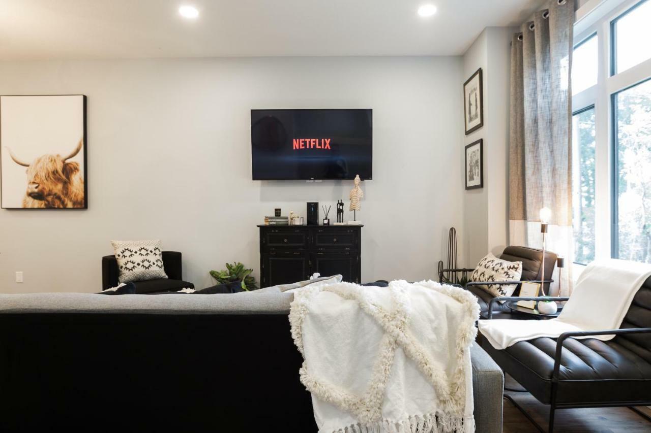 Contemporary Farmhouse Home - King Bed - Double Garage Parking - Free Wifi & Netflix - Long Stays Welcome إيدمونتون المظهر الخارجي الصورة