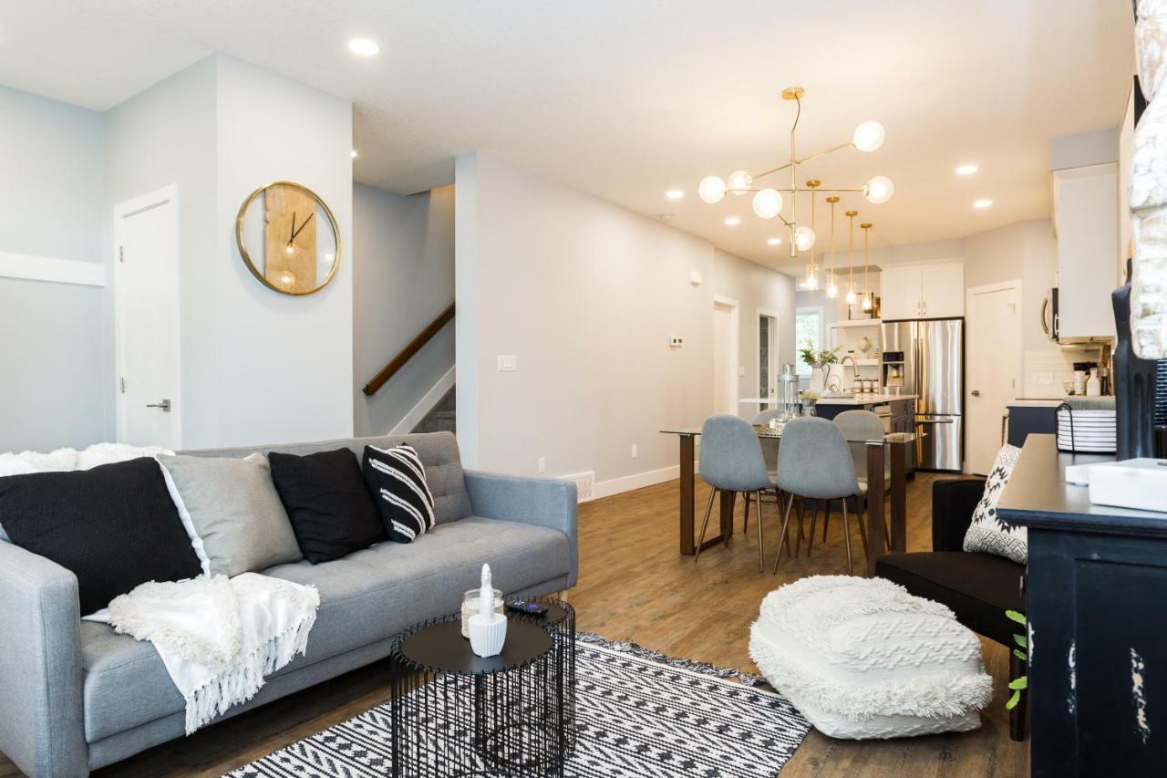 Contemporary Farmhouse Home - King Bed - Double Garage Parking - Free Wifi & Netflix - Long Stays Welcome إيدمونتون المظهر الخارجي الصورة