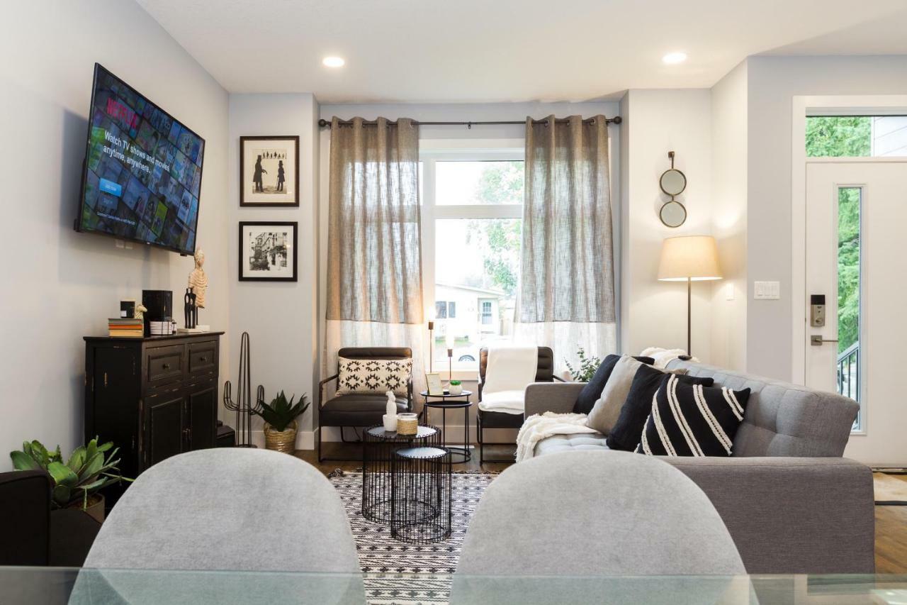 Contemporary Farmhouse Home - King Bed - Double Garage Parking - Free Wifi & Netflix - Long Stays Welcome إيدمونتون المظهر الخارجي الصورة