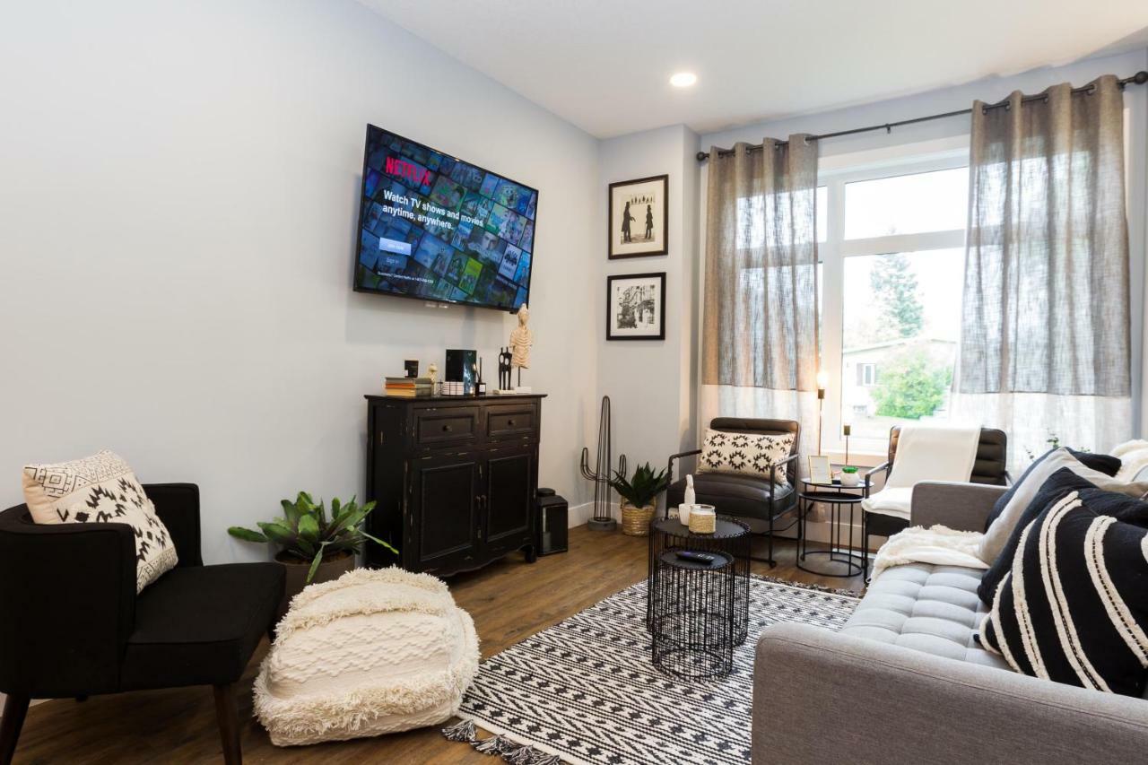 Contemporary Farmhouse Home - King Bed - Double Garage Parking - Free Wifi & Netflix - Long Stays Welcome إيدمونتون المظهر الخارجي الصورة