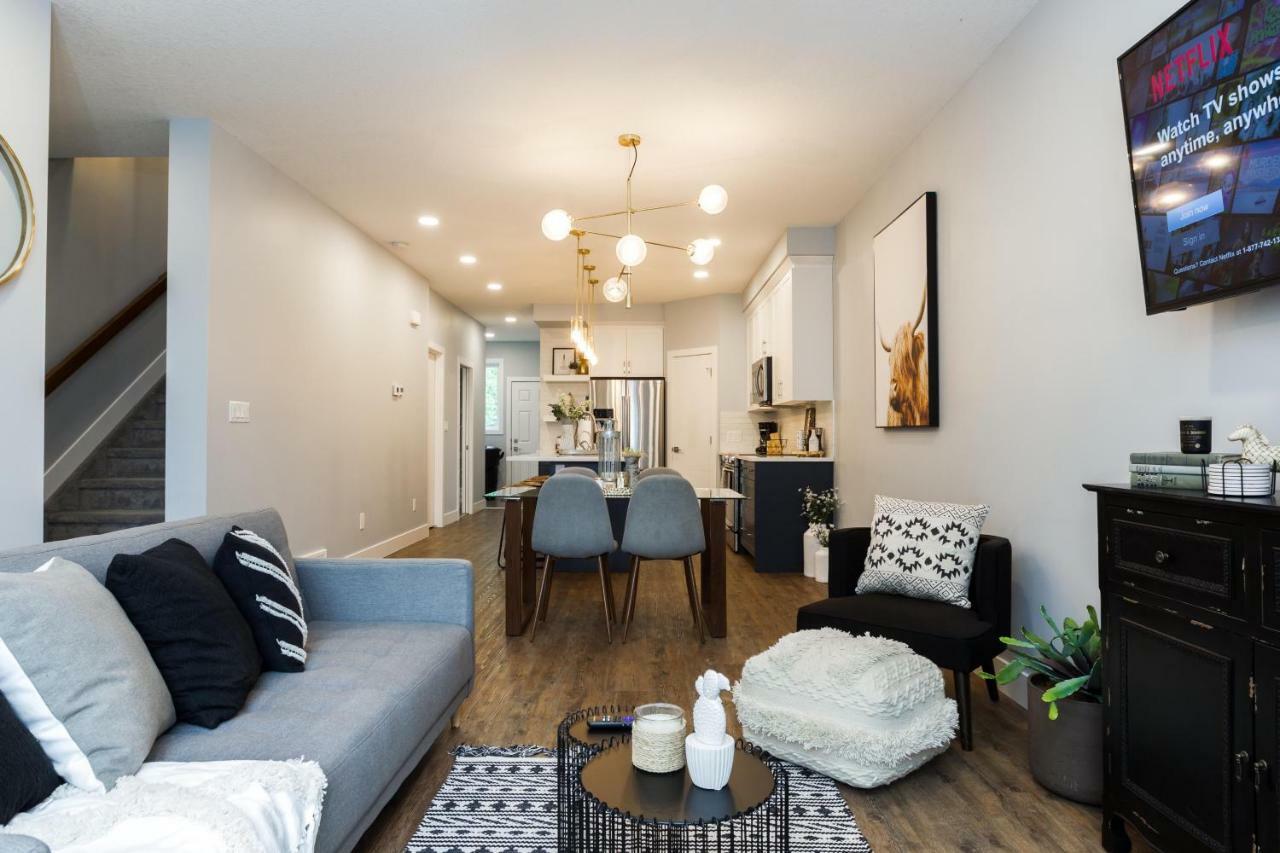 Contemporary Farmhouse Home - King Bed - Double Garage Parking - Free Wifi & Netflix - Long Stays Welcome إيدمونتون المظهر الخارجي الصورة