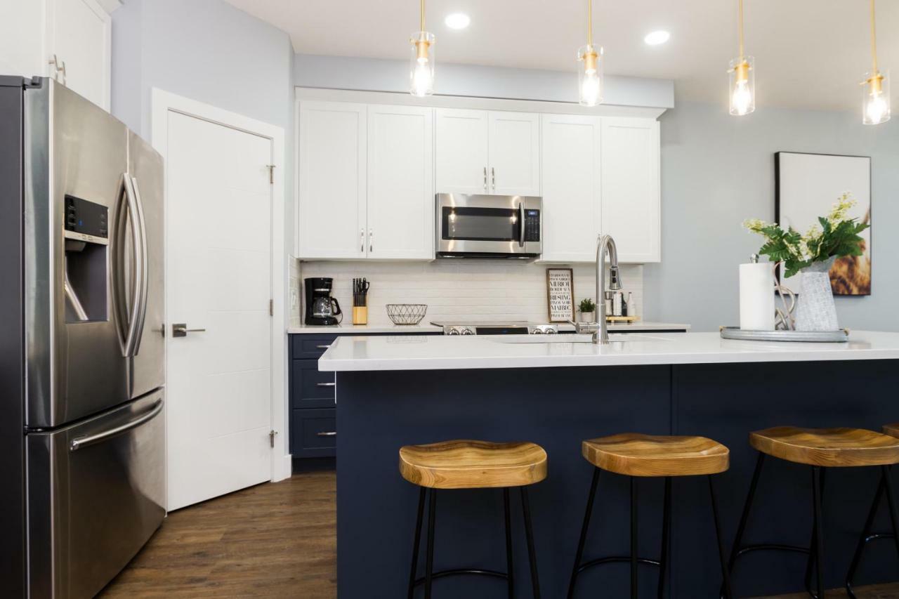 Contemporary Farmhouse Home - King Bed - Double Garage Parking - Free Wifi & Netflix - Long Stays Welcome إيدمونتون المظهر الخارجي الصورة