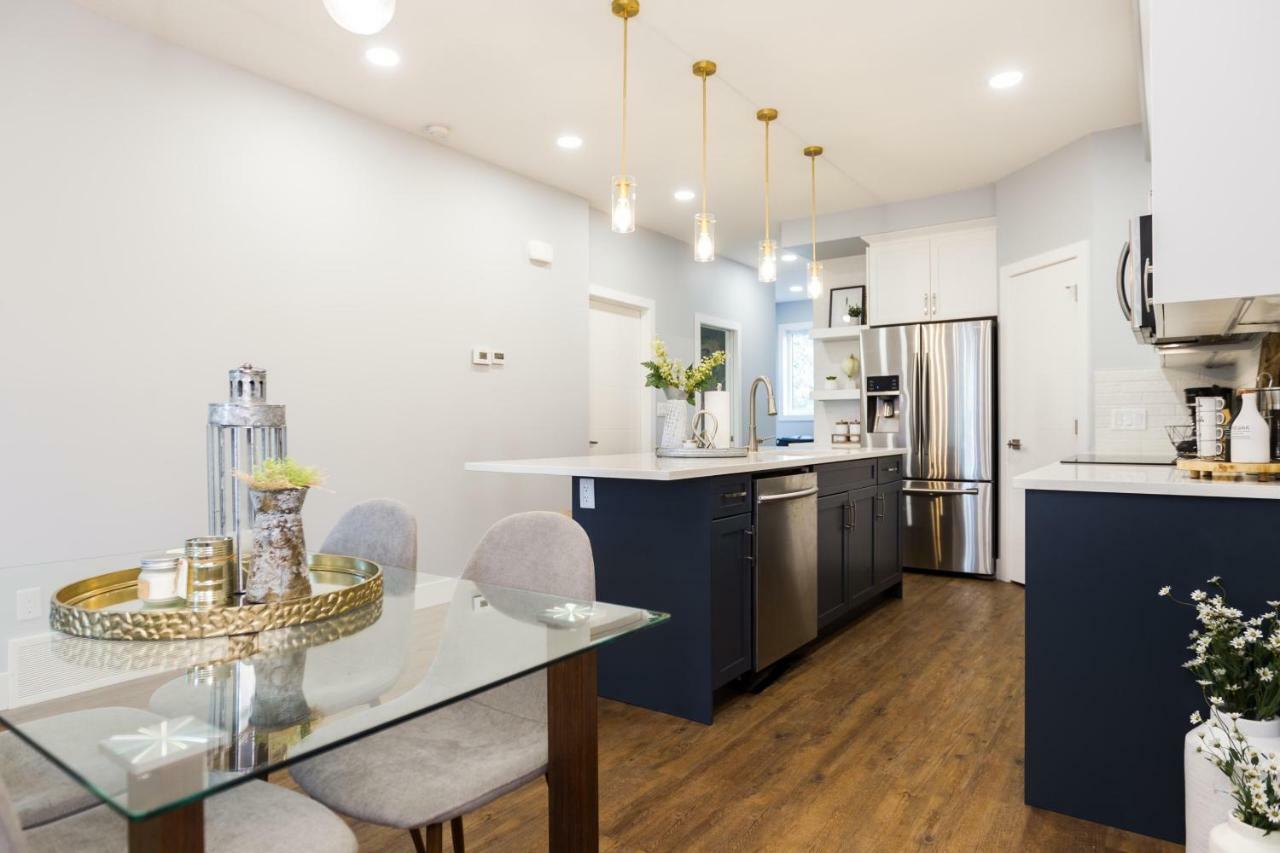 Contemporary Farmhouse Home - King Bed - Double Garage Parking - Free Wifi & Netflix - Long Stays Welcome إيدمونتون المظهر الخارجي الصورة