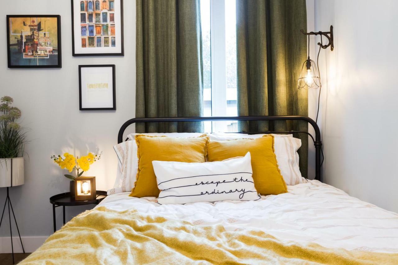 Contemporary Farmhouse Home - King Bed - Double Garage Parking - Free Wifi & Netflix - Long Stays Welcome إيدمونتون المظهر الخارجي الصورة