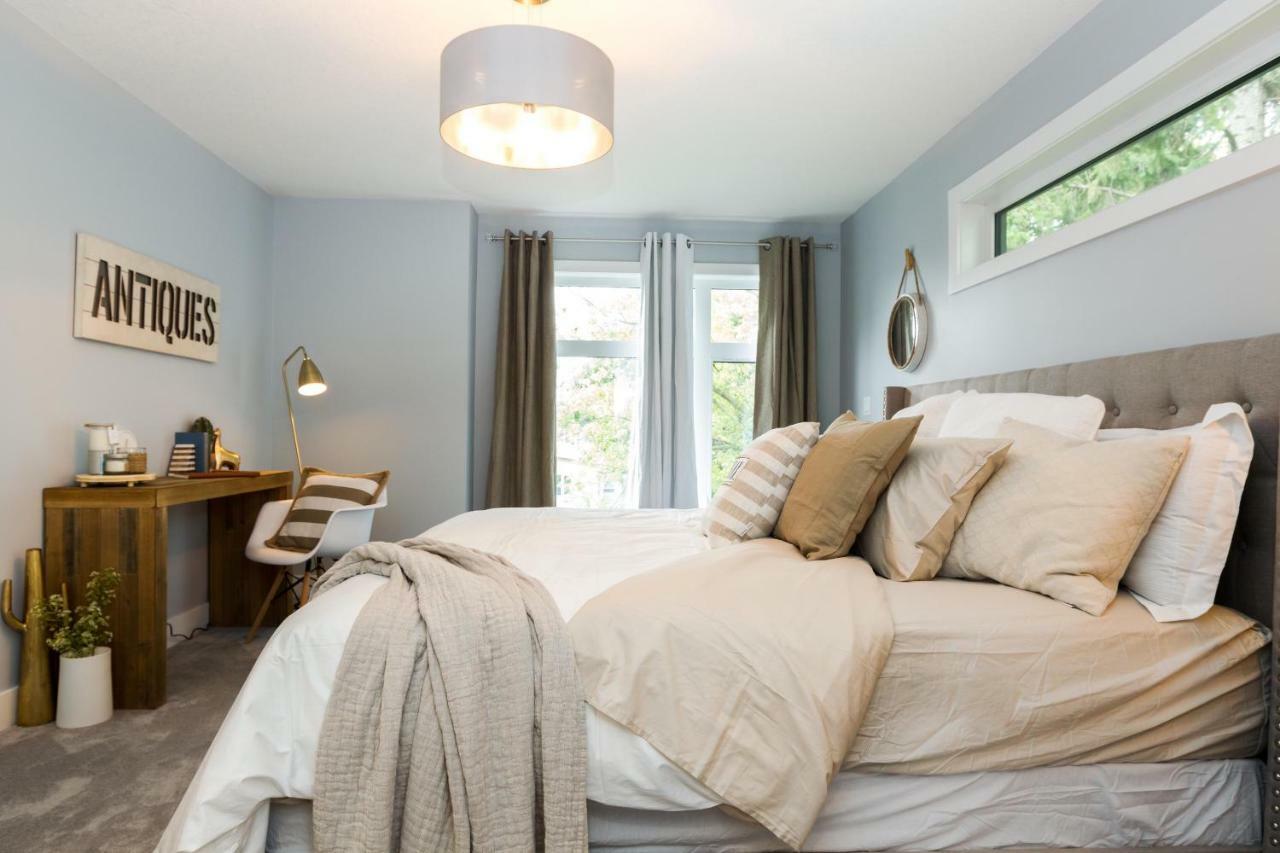 Contemporary Farmhouse Home - King Bed - Double Garage Parking - Free Wifi & Netflix - Long Stays Welcome إيدمونتون المظهر الخارجي الصورة