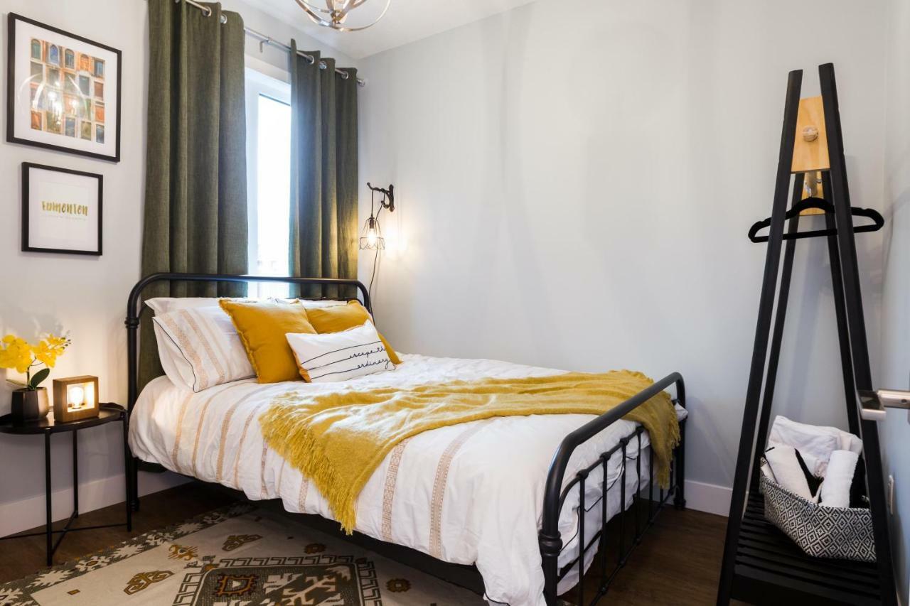Contemporary Farmhouse Home - King Bed - Double Garage Parking - Free Wifi & Netflix - Long Stays Welcome إيدمونتون المظهر الخارجي الصورة