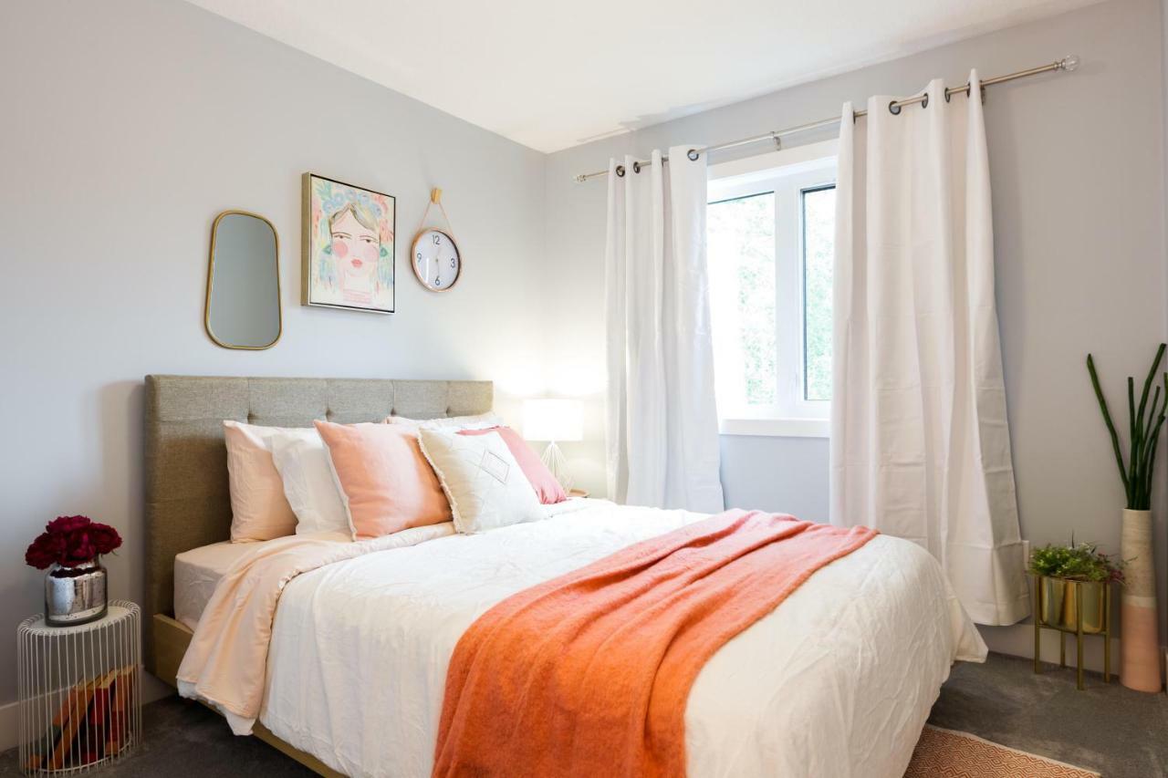 Contemporary Farmhouse Home - King Bed - Double Garage Parking - Free Wifi & Netflix - Long Stays Welcome إيدمونتون المظهر الخارجي الصورة